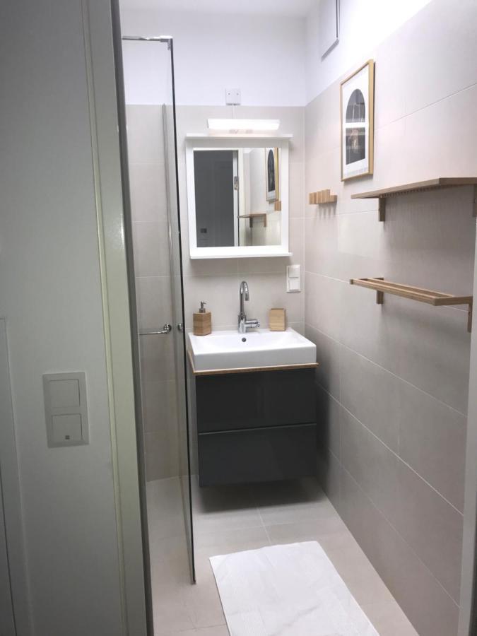 Red Flower Apartment With Pool - 5 Min To Lake Wien Ngoại thất bức ảnh