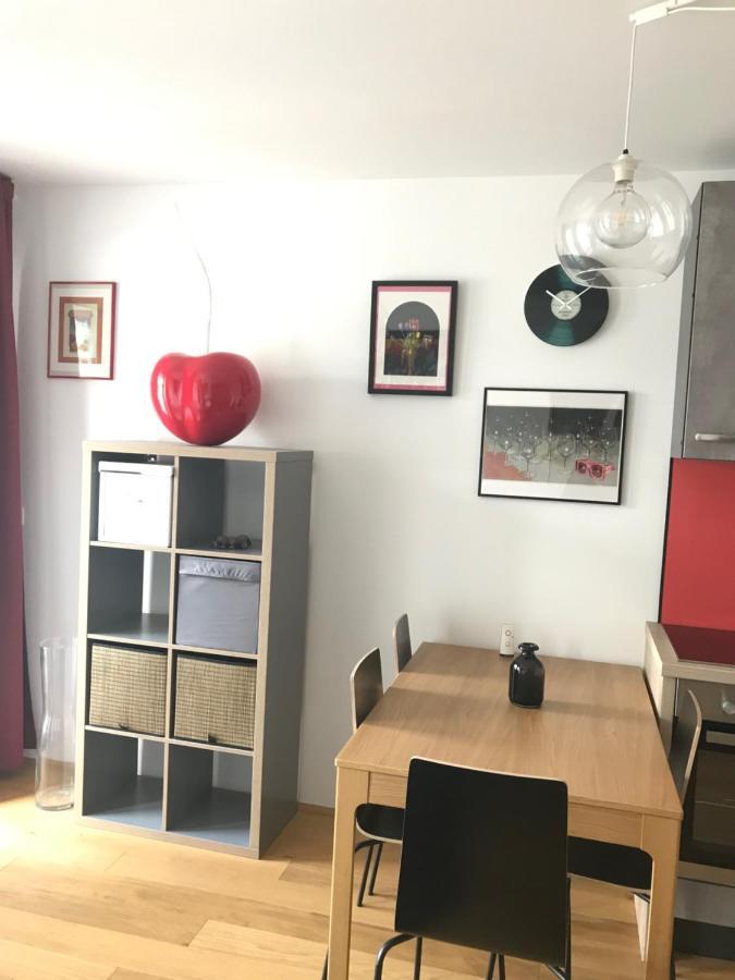 Red Flower Apartment With Pool - 5 Min To Lake Wien Ngoại thất bức ảnh