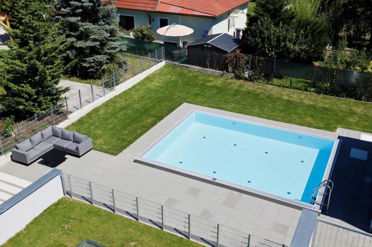 Red Flower Apartment With Pool - 5 Min To Lake Wien Ngoại thất bức ảnh